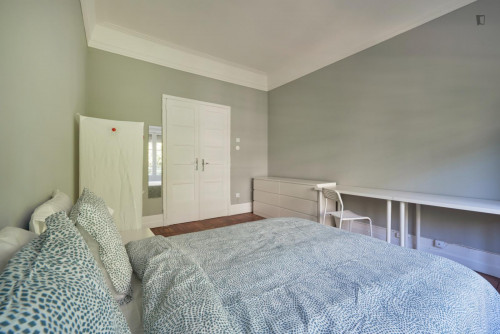 Bright double bedroom close to Saldanha metro station