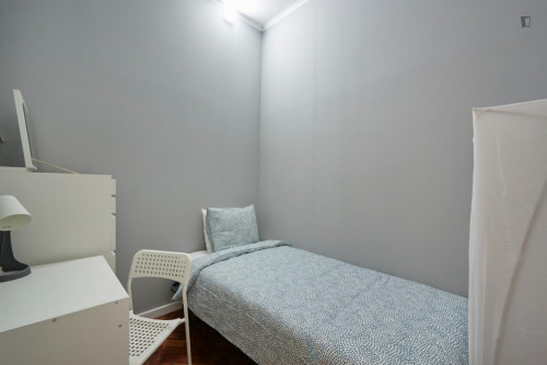 Humble single bedroom close to NOVA Uni