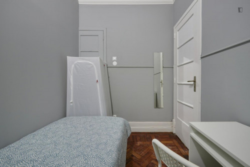 Humble single bedroom close to NOVA Uni