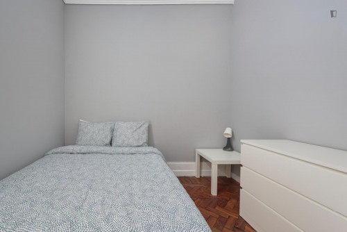 Attractive double bedroom steps away from Calouste Gulbenkian Museum