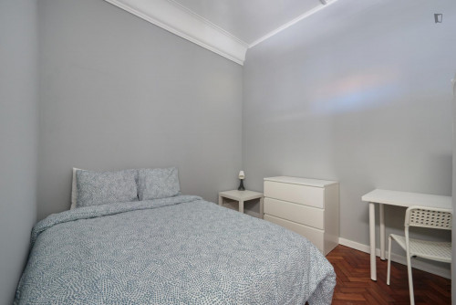 Attractive double bedroom steps away from Calouste Gulbenkian Museum