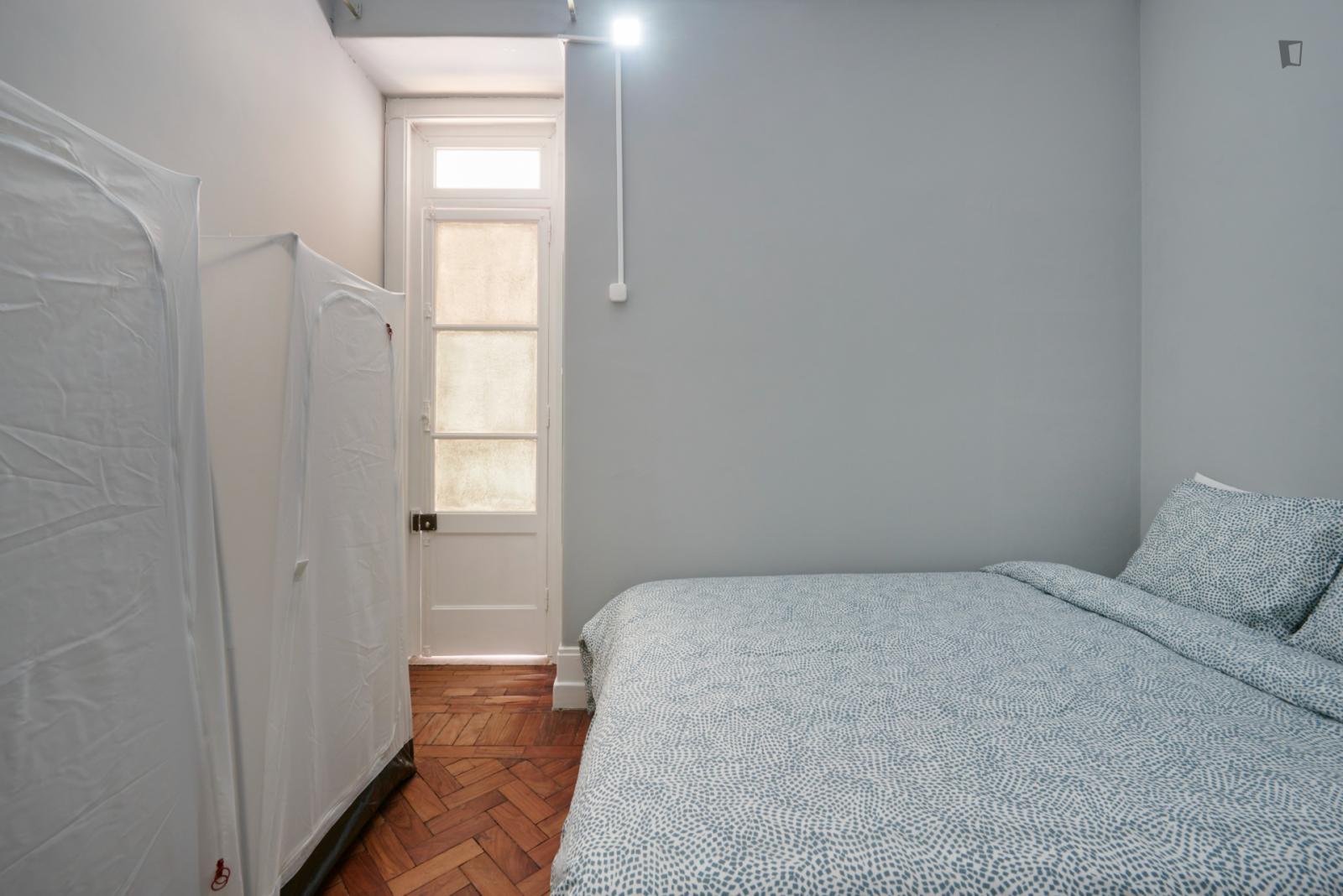  Attractive Double Bedroom Steps Away From Calouste Gulbenkian Museum  -  Attractive double bedroom steps away from Calouste Gulbenkian Museum  - Gallery -  1