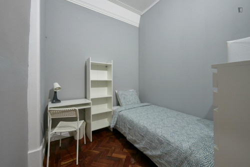 Decent single bedroom very close to Saldanha metro station