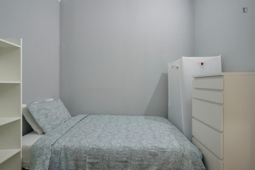 Decent single bedroom very close to Saldanha metro station