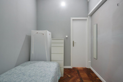 Decent single bedroom very close to Saldanha metro station