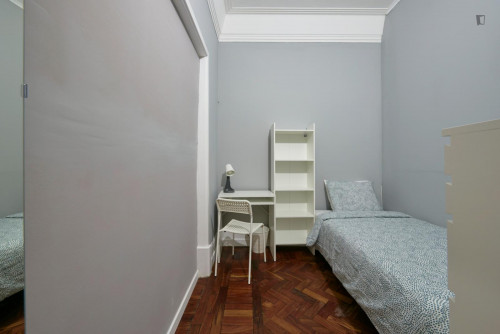 Decent single bedroom very close to Saldanha metro station