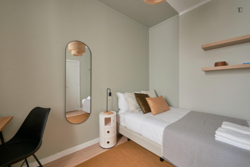 Great double bedroom very close to Arroios metro station