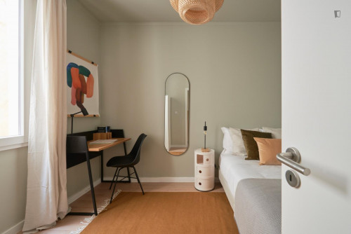 Great double bedroom very close to Arroios metro station