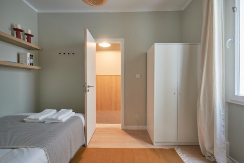 Great double bedroom very close to Arroios metro station  - Gallery -  5