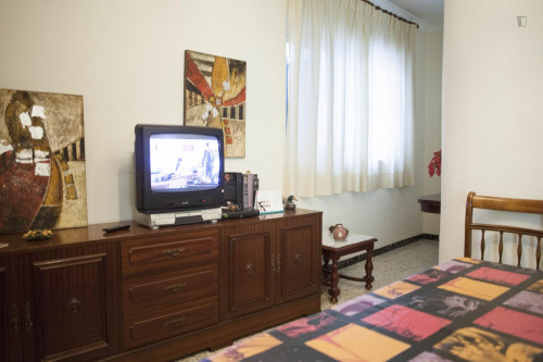 Cool twin bedroom not far from Facultad de Bellas Artes US