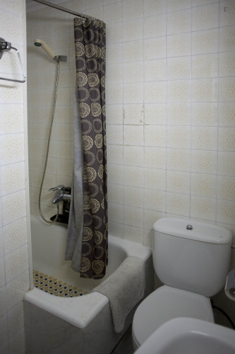 Cool twin bedroom not far from Facultad de Bellas Artes US - Gallery - 12