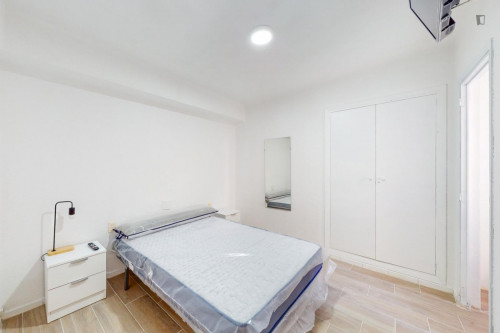 Great looking single bedroom