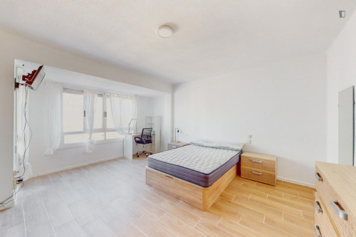 Large Appealing single bedroom