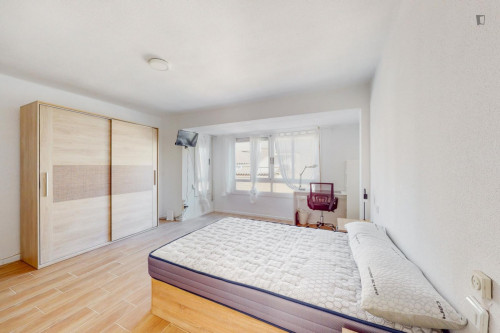 Large Appealing single bedroom
