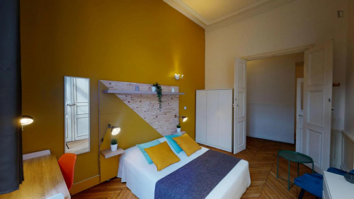 Bright double bedroom near the Esquirol metro