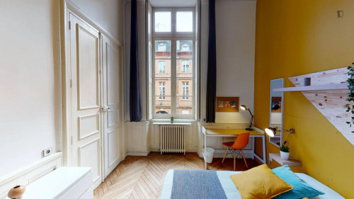 Bright double bedroom near the Esquirol metro