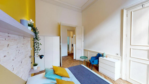 Bright double bedroom near the Esquirol metro