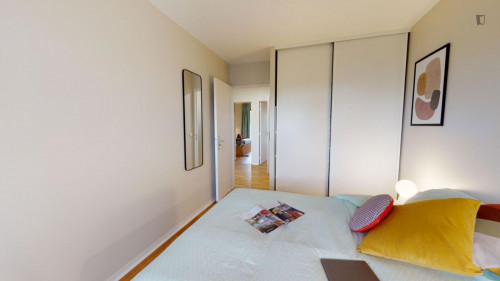 Comfy double bedroom near Parc de l'île Saint-Germain