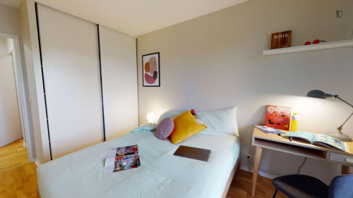 Comfy double bedroom near Parc de l'île Saint-Germain
