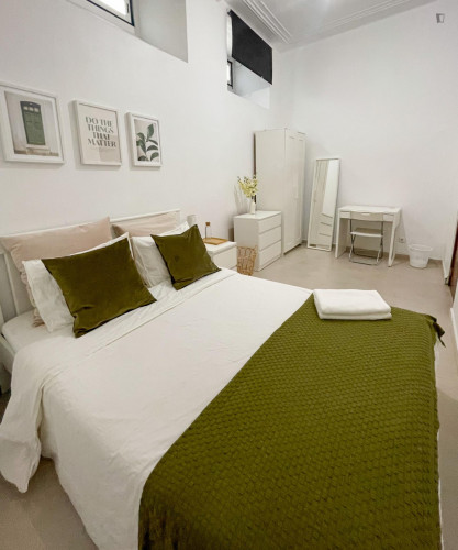 Lovely double bedroom near Santa Apolónia train station