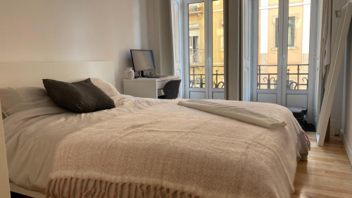 Sunny double bedroom next to Arroios metro station