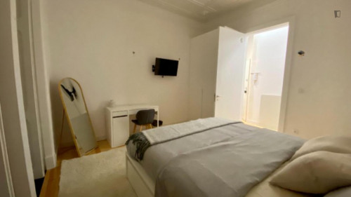 Bright double bedroom w/ private balcony next to Alameda metro station