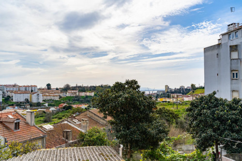 Pleasant 2-bedroom apartment with balcony in Olaias