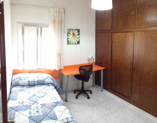Single bedroom in a 4-bedroom apartment near Puerta de Almodóvar