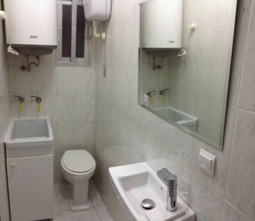 Single bedroom in a 4-bedroom apartment near Puerta de Almodóvar - Gallery - 7