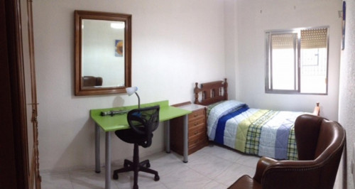 Single bedroom in a 4-bedroom apartment near Puerta de Almodóvar