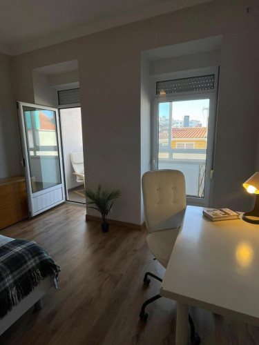 Spacious Double bedroom, with balcony, next to Praça de Espanha metro station