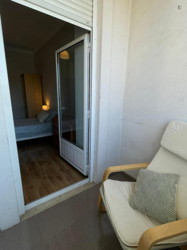 Spacious Double bedroom, with balcony, next to Praça de Espanha metro station - Gallery - 6