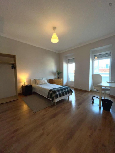 Spacious Double bedroom, with balcony, next to Praça de Espanha metro station