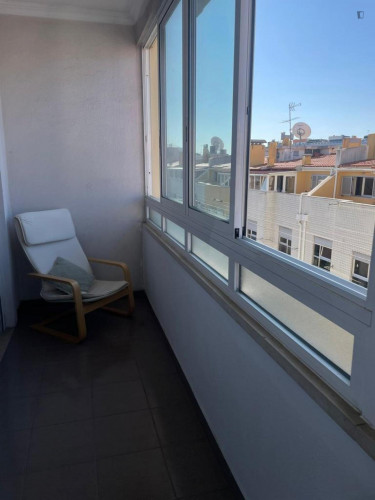 Spacious Double bedroom, with balcony, next to Praça de Espanha metro station - Gallery - 7