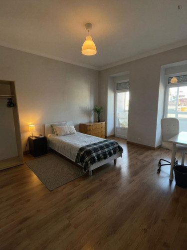 Spacious Double bedroom, with balcony, next to Praça de Espanha metro station