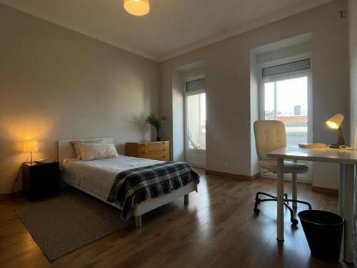Spacious Double bedroom, with balcony, next to Praça de Espanha metro station
