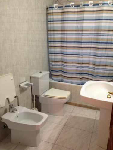 Single bedroom in a 4-bedroom apartment in Ciudad Jardin - Gallery - 9