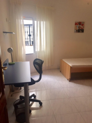 Single bedroom in a 4-bedroom apartment near Puerta de Almodóvar