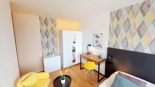 Cute double bedroom next to Nanterre-Préfecture train station