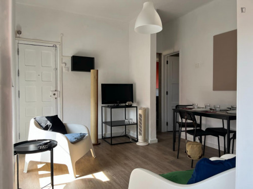 Lovely double bedroom close to Alcântara-Terra train station