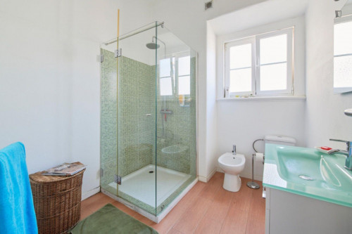 Cool double bedroom next to Areeiro metro station