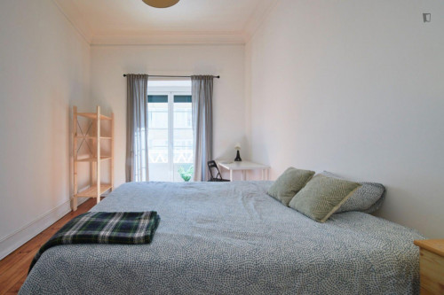 Cool double bedroom next to Areeiro metro station