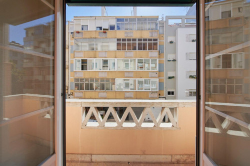Cool double bedroom next to Areeiro metro station