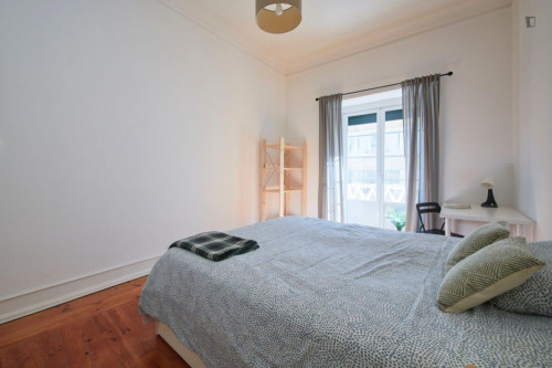 Cool double bedroom next to Areeiro metro station