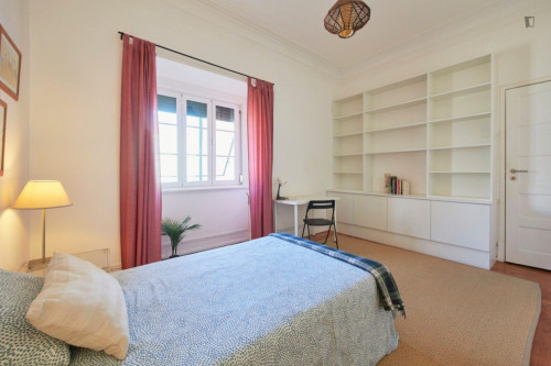 Bright single bedroom next to Campo Pequeno metro station