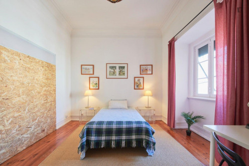Bright single bedroom next to Campo Pequeno metro station