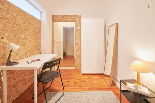 Lovely single bedroom next to Entrecampos train station