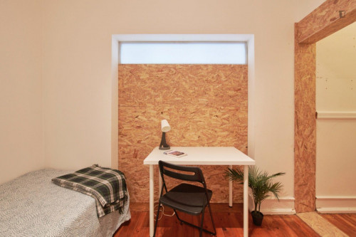 Lovely single bedroom next to Entrecampos train station
