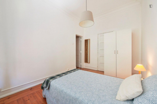 Beautiful single bedroom in Campo Pequeno neighbourhood