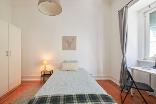 Beautiful single bedroom in Campo Pequeno neighbourhood
